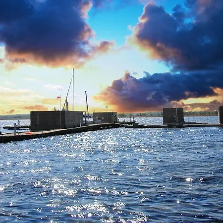 Ht Houseboats - Na Wodzie - Sauna, View アパート ミエルノ